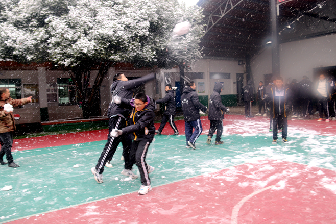 打雪仗